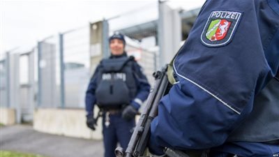 ألمانيا تعتقل شخصين يشتبه في قيامهما بتهريب سوريين 