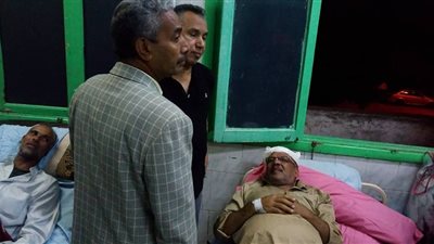 رئيس مركز الداخلة يزور مدير المدرسة المعتدى عليه