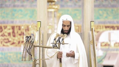 إمام المسجد النبوي الشريف يلقي أول خطبة له بعد تعيينه