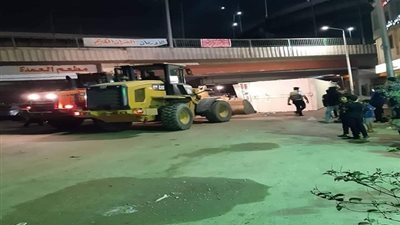 لارتفاع الحمولة.. انقلاب سيارة نقل بطريق المريوطية