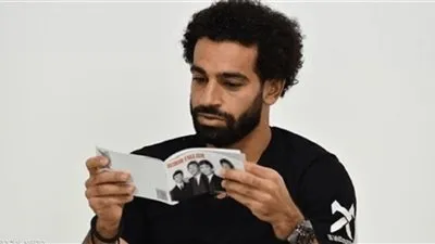 محمد صلاح يثير ضجة بقراءة كتاب جديد