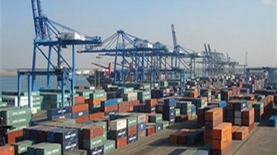 تداول السفن والحاويات بميناء دمياط رغم النوة 