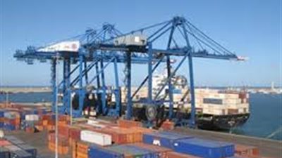 ٨ سفن تغادر ميناء دمياط رغم النوة 