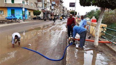 استمرار أعمال النظافة وإزالة آثار مخلفات مياه الأمطار من مختلف شوارع الشرقية (صور)