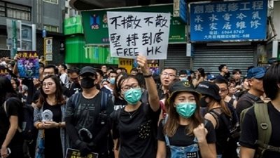 مسعفون من هونج كونج يشاركون في الاحتجاجات ضد وحشية الشرطة