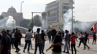 قوات الأمن العراقية تفرق المتظاهرين بقنابل الغاز