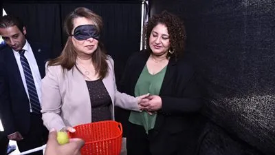 وزيرة التضامن بعد خوضها تجربة الظلام: شعرت بمن يعيش هذه الحياة (صور)