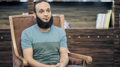 والد الهارب عبد الله الشريف باكيًا: 