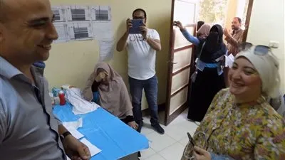 كشف وعلاج بالمجان.. قافلة طبية تفحص 4 آلاف حالة مرضية ببني سويف