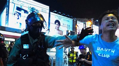 متظاهرو هونج كونج ينتقدون استخدام الشرطة للكلاب البوليسية