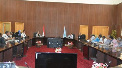 البحر الأحمر تناقش آليات تنفيذ قرار الحد الأدنى للأجور (صور) 