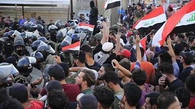 المحتجون العراقيون يسيطرون علي ميدان التحرير بوسط بغداد