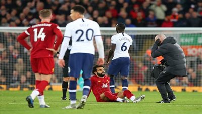 عاجل.. محمد صلاح يغادر ملعب المباراة مصاباً (فيديو)