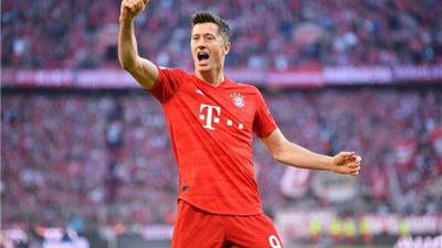 ليفاندوفسكي يهدد صلاح وميسي