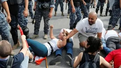 المتظاهرون في لبنان يغلقون الطرق العامة للمطالبة باستقالة الحكومة