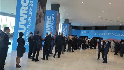 طوابير.. حضور مكثف للوفود الدولية للمشاركة في جلسة الرئيس بمؤتمر الاتصالات الراديوية (فيديو وصور)