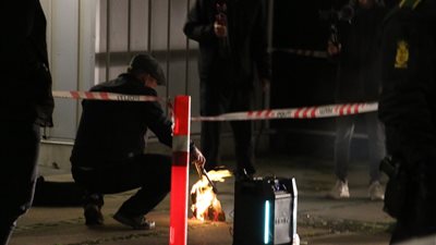 أحرق القرآن مرارا.. سياسي دنماركي مناهض للهجرة يتعرض لهجوم بألعاب نارية (فيديو)