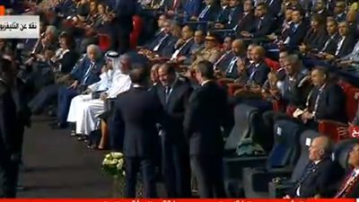 الأمين العام للاتحاد الدولي للاتصالات يقدم هدية تذكارية لـ