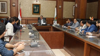 محافظ سوهاج يجتمع بشباب حزب الجيل الديمقراطي والقبائل العربية ويوجه بدراسة بعض الشكاوى 