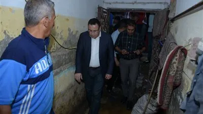 محافظ الإسكندرية يزور المناطق المتضررة من الأمطار.. ويعلق: المحافظة ليست الكورنيش (صور)