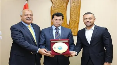 وزير الرياضة يكرم عزمي محيلبه بطل مصر وأفريقيا في الرماية