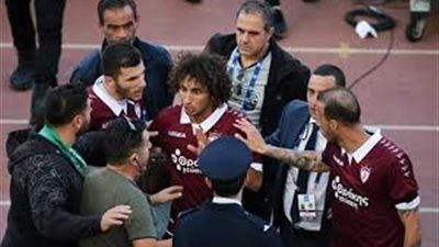 خناقة جديدة لعمرو وردة في الدوري اليوناني.. والأمن يتدخل (صور)