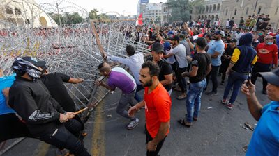 بعد استقالة 4 نواب ورفض أمريكا للعنف.. انتفاضة العراق إلى أين؟