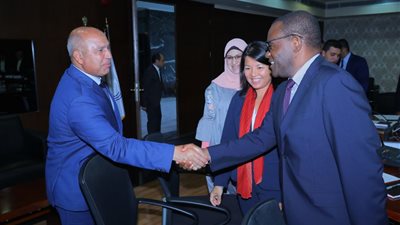 وزير النقل ووفد البنك الدولي يتابعان معدلات تنفيذ المشروعات المشتركة في مجال السكك الحديدية 