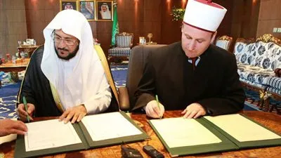 وزير الشؤون الإسلامية ورئيس المشيخة الإسلامية في ألبانيا يوقعان مذكرة تفاهم 