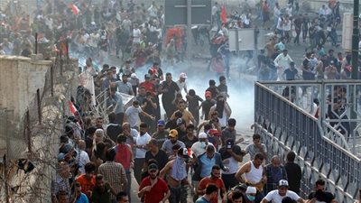 الناشط العراقي: هجوم لملثمين يؤدي إلى انتحار شاب وإصابة المئات في مطعم ببغداد