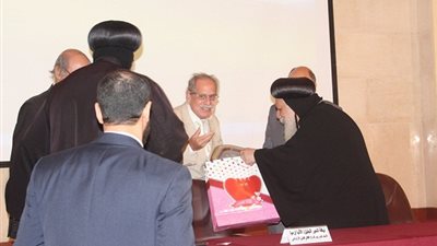 لانتهاء ولايته.. الأنبا ديمتريوس يقدم الهدايا التذكارية لعميد معهد الدراسات القبطية (صور)