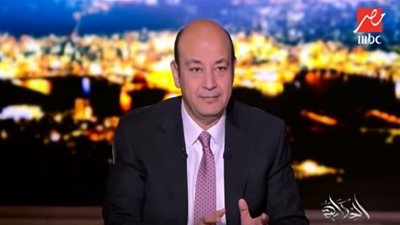 تصرف غريب من عمرو أديب على الهواء بسبب انخفاض الدولار