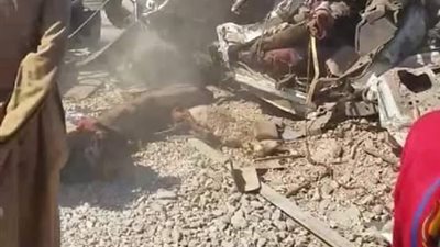 عاجل.. الصور الأولية لحادث سيارة وقطار بالكرنك