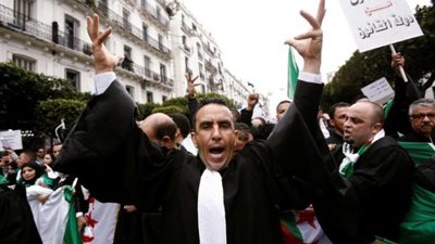 ممثلو النقابات يحتجون في شوارع العاصمة الجزائرية