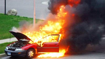 تفحم سيارة ملاكي أمام مستشفى بالعاشر من رمضان