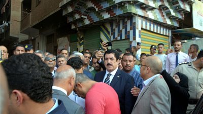 محافظ القليوبية لأسرة حادث القطار: مكتبي مفتوح في أي وقت لمطالبكم (صور)