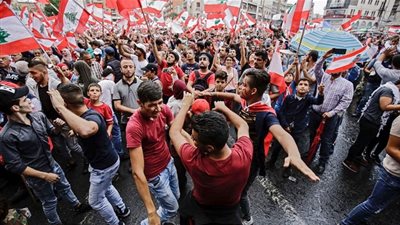 عاجل.. تظاهرات حاشدة بطرابلس اللبنانية احتفالا باستقالة الحريري