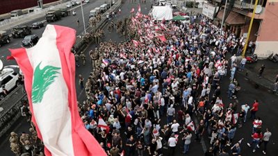 قيادة الجيش اللبناني تدعو المحتجين إلى فتح الطرق