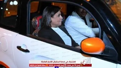 نشوى مصطفى أول فنانة تقود السيارة المصرية الكهربائية (فيديو)