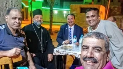 شاهد.. كاهن كنيسة الروم الأرثوذكس بدمياط يوزع حلوى المولد النبوي: 