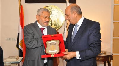 المستشار محمد حسام الدين يستقبل رئيس المحكمة العليا باليمن.. ويمنحه درع مجلس الدولة