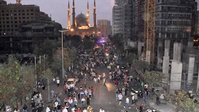 متظاهرون يقطعون الطرق في منطقة البقاع اللبنانية