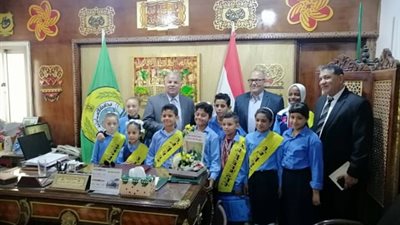 مدير تعليم الإسماعيلية يستقبل طلاب دشنوا مبادرة 