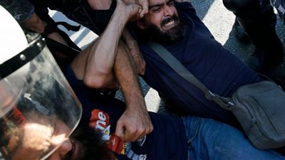 الأمن اللبناني يكافح لإعادة فتح الطرق مع استمرار الاعتصامات