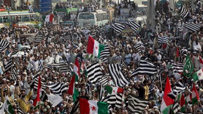 المتظاهرون الباكستانيون يصلون العاصمة للمطالبة باستقالة عمران خان