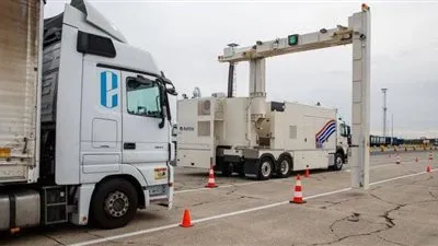 بلجيكا تعثر 12 مهاجرا عربيا في شاحنة تبريد  