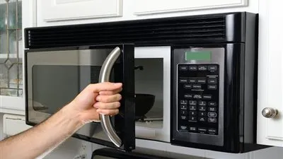 تجنبي هذه الأخطاء أثناء استخدام الميكروويف