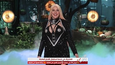 إيلين ديجينرز تتقمص إطلالة 