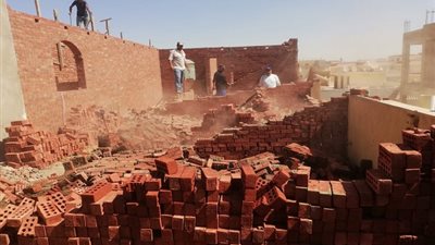 تنفيذ 5 قرارات إزالة لمخالفات بنائية وشن حملة المشاتل المخالفة بمدينة الشروق