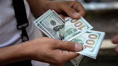 اليورو يحافظ علي مكاسبه مقابل الدولار وسط توقعات بانضمام الولايات المتحدة للتباطؤ الاقتصادي العالمي